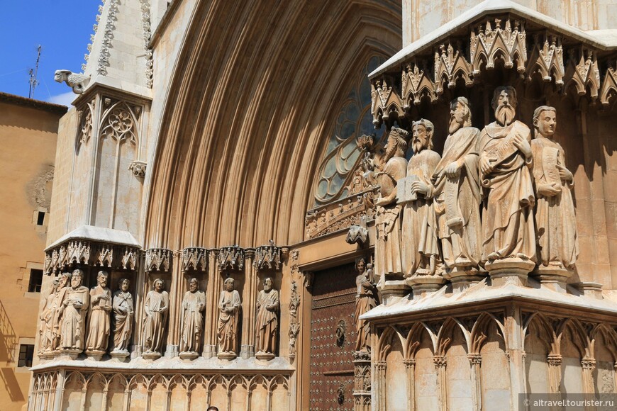 Статуи апостолов и пророков на готическом портале.