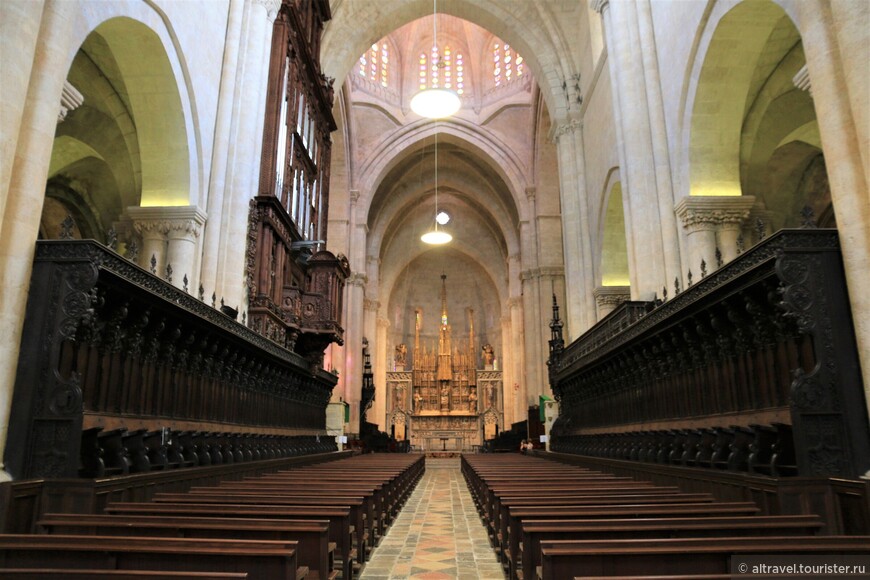 Центральный неф собора с хорами 15-го века и главным алтарем в перспективе.
