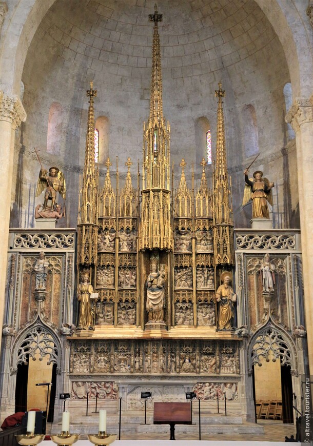 Главный алтарь собора. Выполнен мастером Пере Жоаном (Pere Johan) в 1426-1434 гг. из полихромного алебастра. Алтарь является жемчужиной каталонской готической скульптуры.