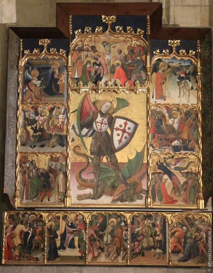Алтарь (retablo) 15-го века в капелле Св. Михаила (Capilla de San Miguel).