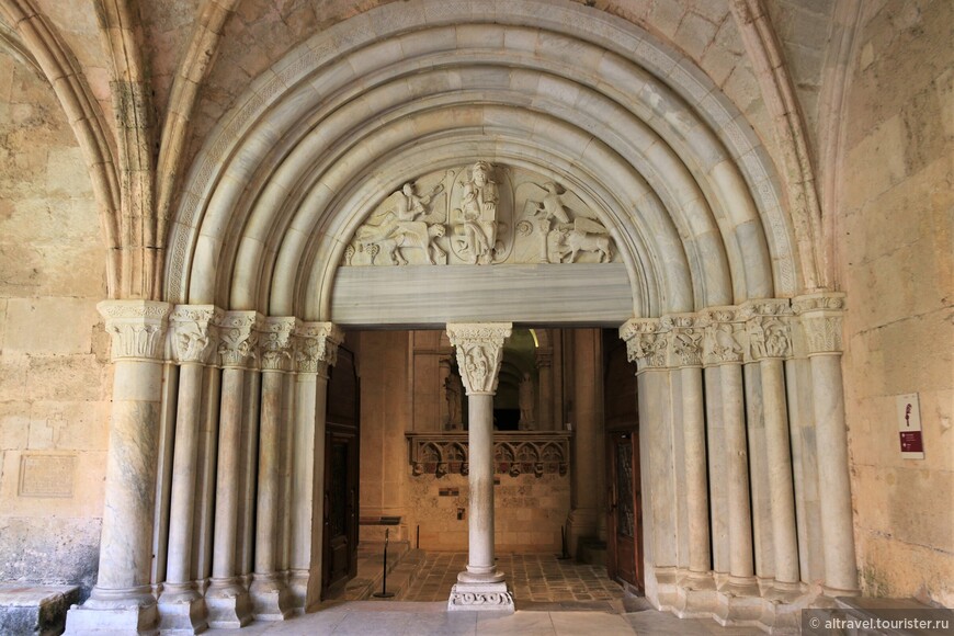 Входной портал клуатра с Христом Пантократором и четырьмя евангелистическими символами в тимпане.