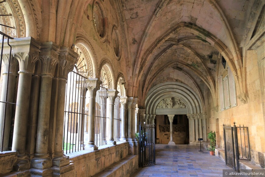 Вид на входной портал изнутри клуатра.