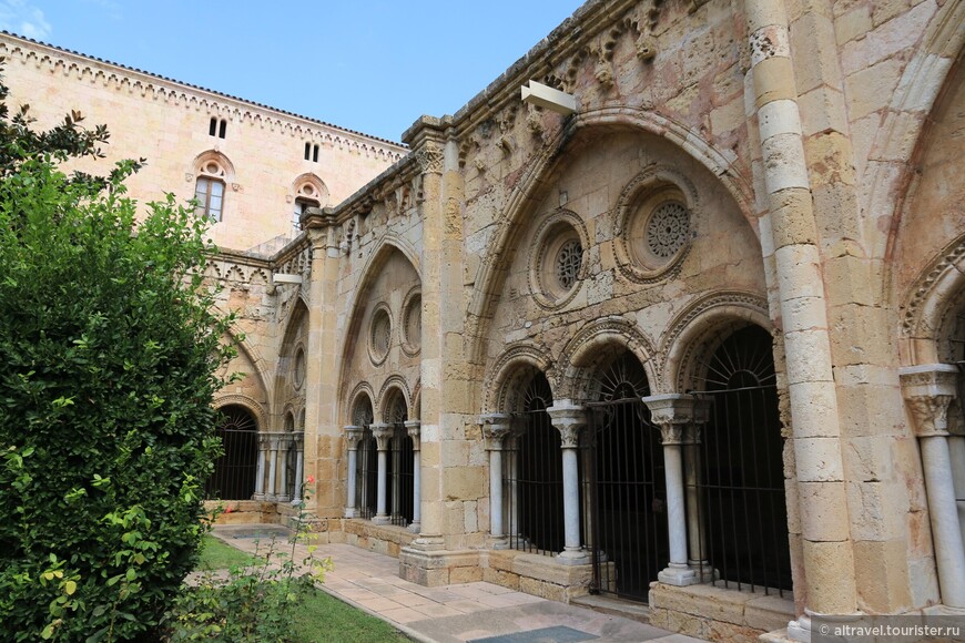 В верхней части аркад располагаются большие круглые отверстия-розетки, заполненные ажурным каменным орнаментом, напоминающим арабскую вязь. 