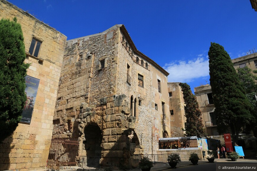 Площадь Plaça del Pallol - симбиоз античности и средневековья: над сохранившимися воротами римского провинциального форума видны готические окна с арками.