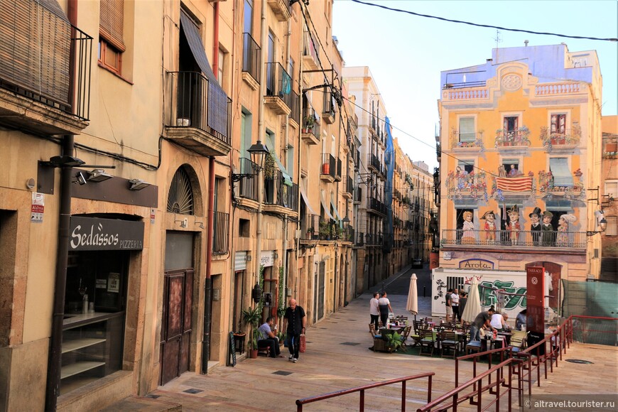 Улица Св.Доминика (Carrer de Sant Domenec), ведущая от Площади фонтана Plaça dela Font (бывшего ипподрома) в нижнюю часть старого города.