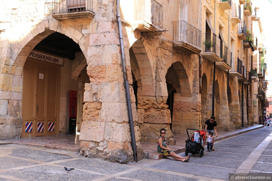 Готическая аркада 14-го века рядом с собором, место средневекового рынка.