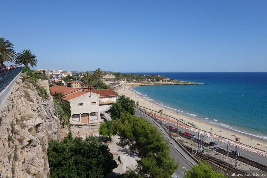 Вид с «Балкона средиземноморья» на пляж (слева виден фрагмент амфитеатра) и порт.
