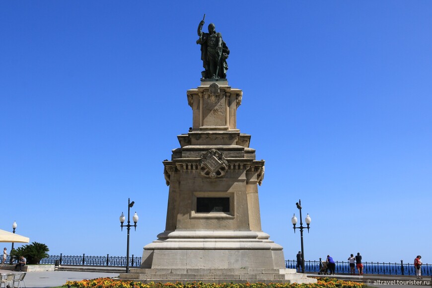 Памятник адмиралу Роджеро де Лаурия в начале бульвара Rambla Nova.