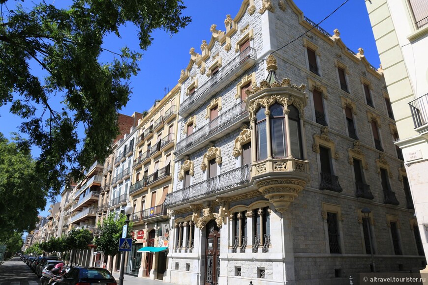 Дом Рамона Саласа - один из самых красивых в стиле модерн на Rambla Nova.