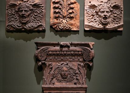 1315px-Allievo_fiorentino_del_verrocchio_attivo_a_roma,_forse_michele_marini_da_fiesole,_capitello_con_gorgone,_1485-95_ca._(roma,_museo_di_roma)_00.jpg