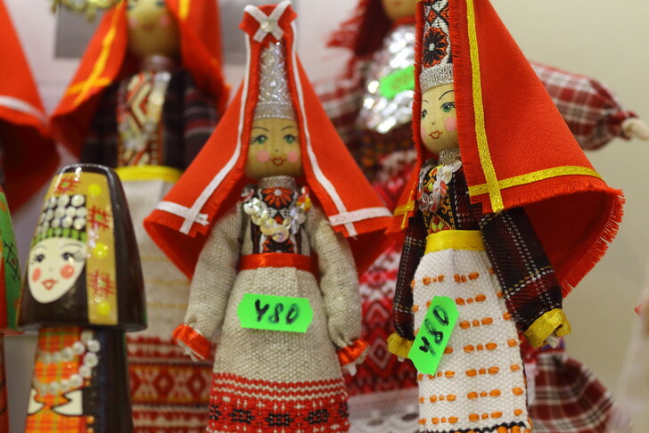 Куклы в национальных удмуртских костюмах
