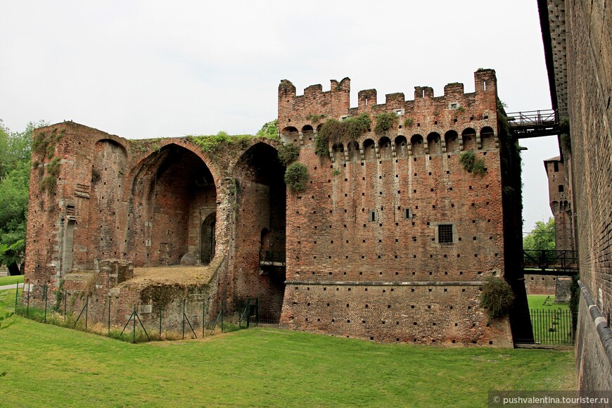 Руины перед стенами замка.