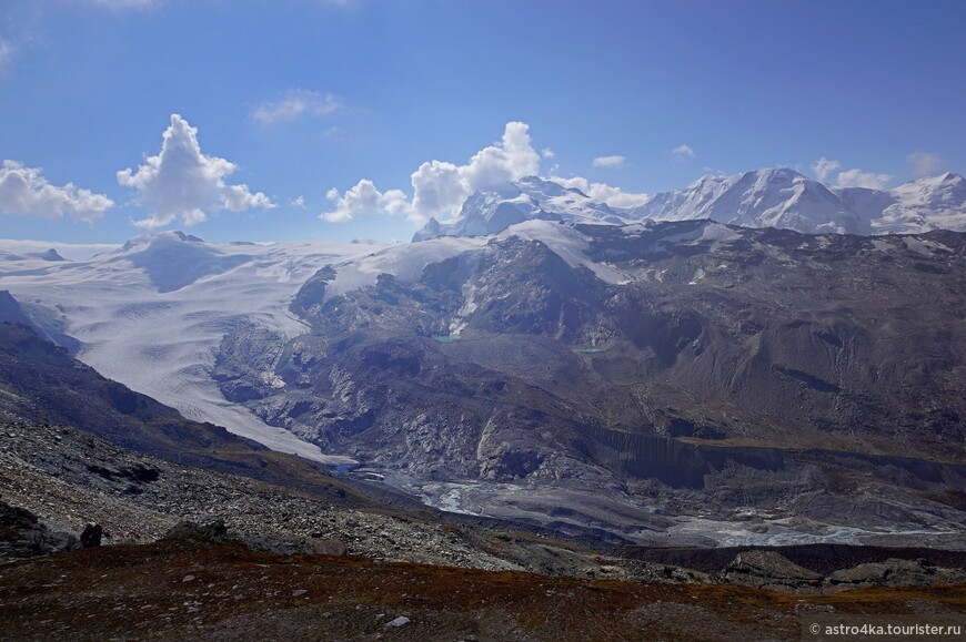 Ледник Findel и вершина Дюфур с облаками на ней.