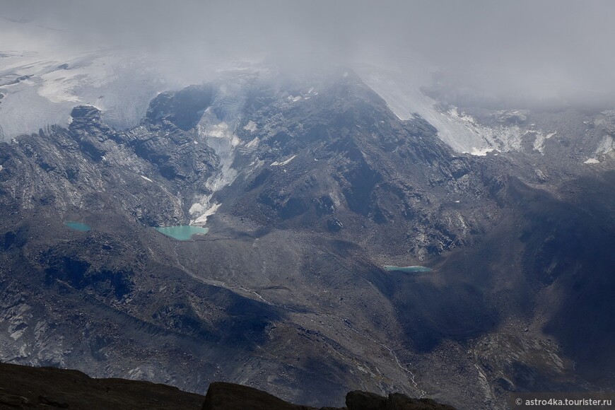 Три горных озера на моренах ледника при очень сильном приближении.