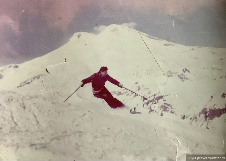 Спуск с горы Чегет (февраль 1984 г.). На заднем плане - вершины Эльбруса.