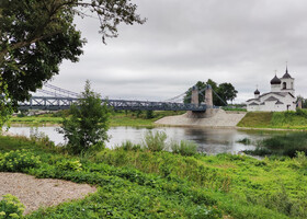 Главной достопримечательностью города Острова является уникальное сооружение – цепной мост через реку Великую, который поражает смелостью воплощения технической идеи. 