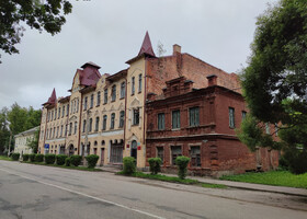Один из немногих старинных сохранившихся домов - дом купца Антипова (1914-1915 гг.)  на месте его же сгоревших деревянных домов. Сейчас в нём находится Островская городская администрация.