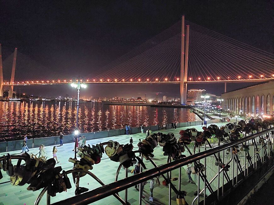 Вид на вечернюю набережную с Моста любви