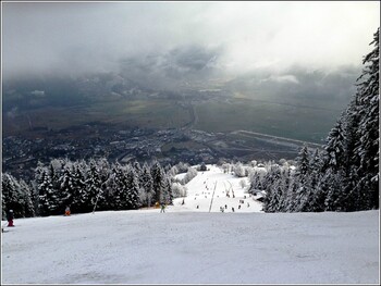 Любители горных лыж устремились в Австрию