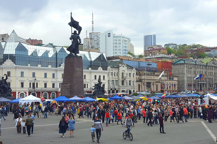 Центральная площадь Владивостока (площадь Борцов Революции)