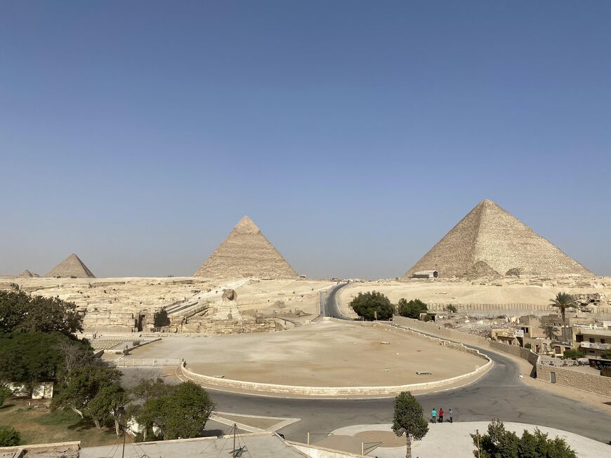 Пирамида Хеопса, пирамида Хефрена и пирамида Микерина справа налево