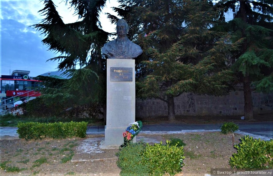 Неожиданные повороты в судьбе памятника Грибоедову