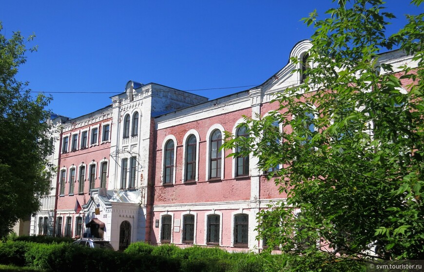 В здании Духовного училища с 1907 по 1908 год учился маршал Советского Союза А.Василевский.