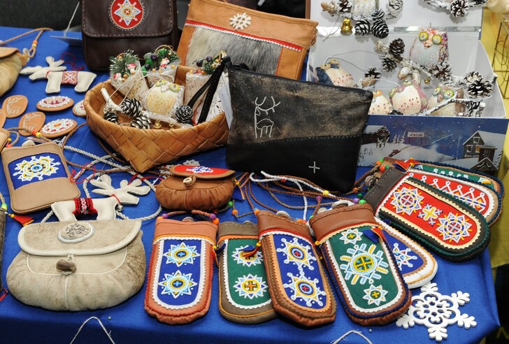 Сумочки и варежки, стилизованные под саамские изделия