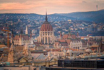 Власти Венгрии обещают продлить визы застрявшим туристам из РФ