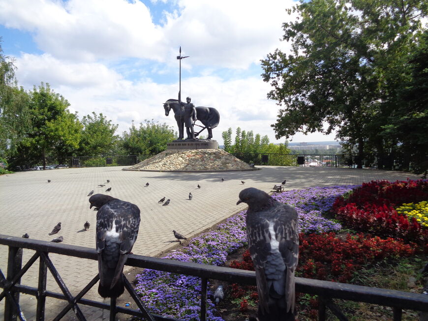 Памятник Первопоселенцу со стороны ул. Кирова