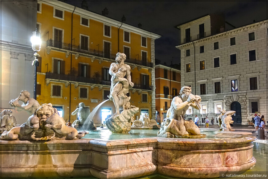 Фонтан Мавра (Fontana del Moro). Возведен в 1574 году по проекту Джакомо делла Порта