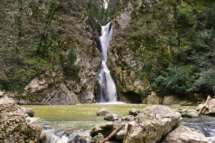 Один из Агурских водопадов