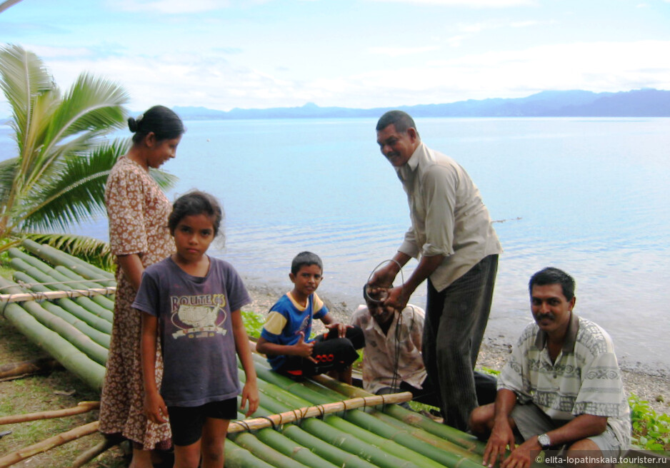 Индо-фиджийская семья за строительством плота из подручных материалов. К сожалению лодка не всем по карману...