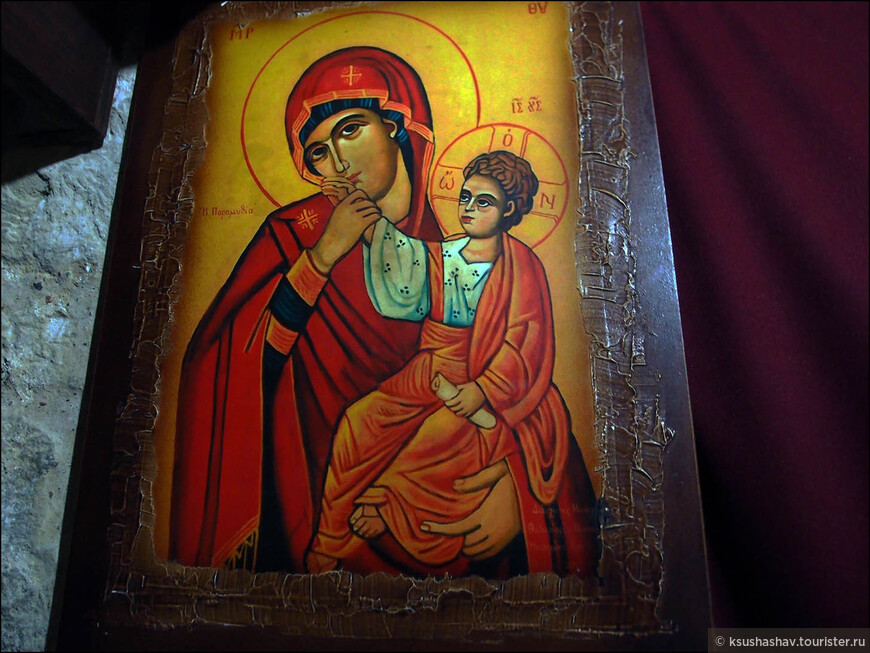 Богородица целует руку младенцу Иисусу - тоже несколько не канонический образ