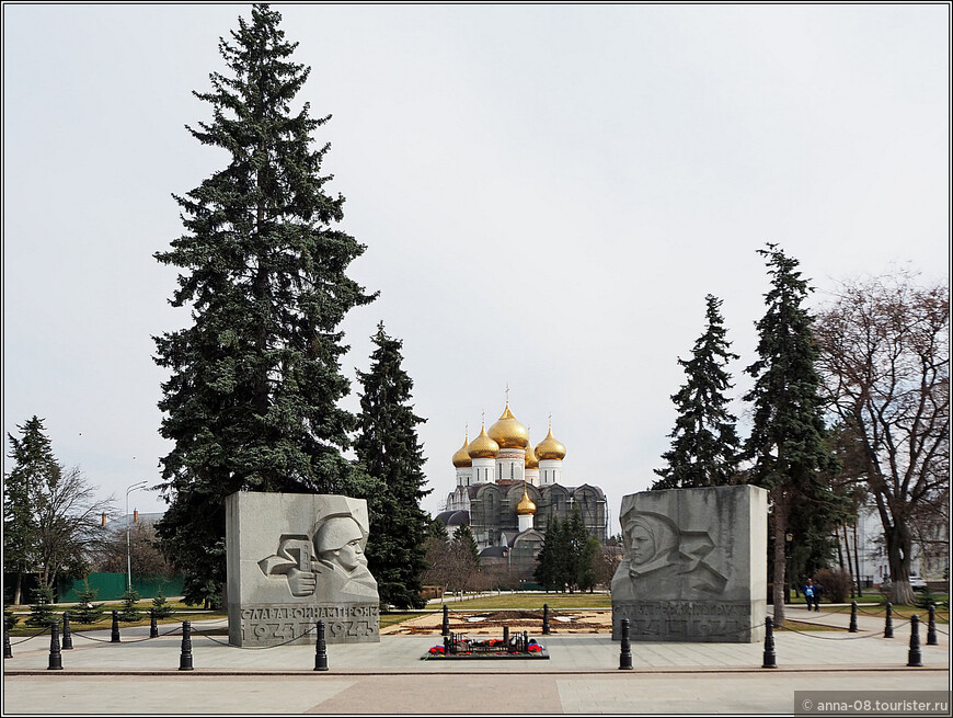 Мемориал открыли в 1968 году. Скульптор — Лев Кербель, архитектор Григорий Захаров.