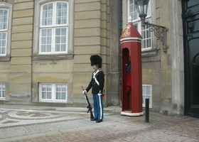 Смена караула || Королевский дворец, Дания