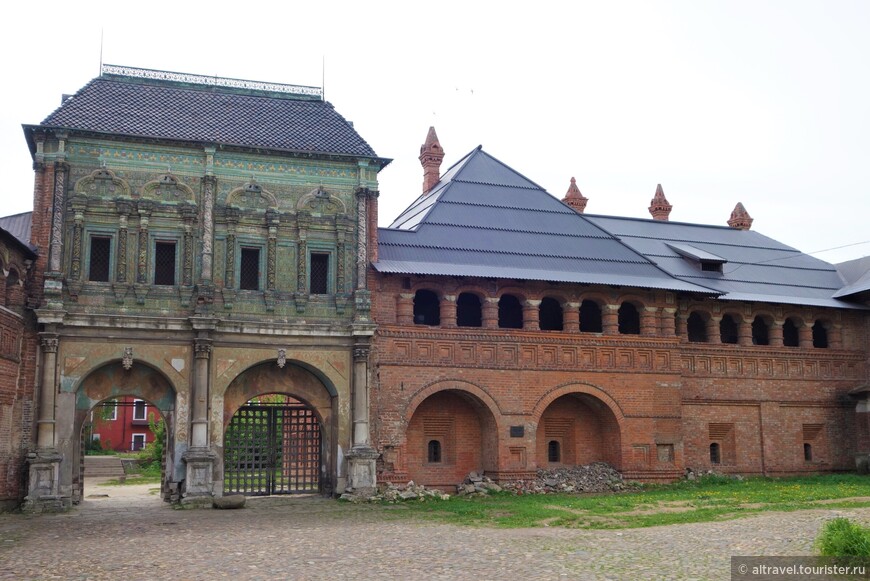 Крутицкий теремок прилегает к резиденции митрополита и соединён с ней арочным переходом.