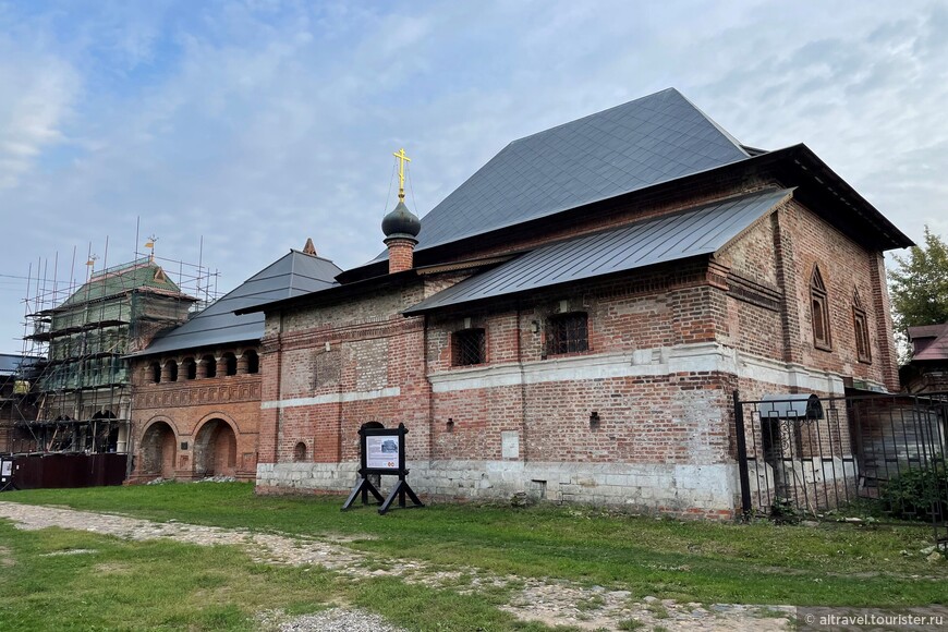 Храм Воскресения Словущего примыкает к митрополичьим палатам.