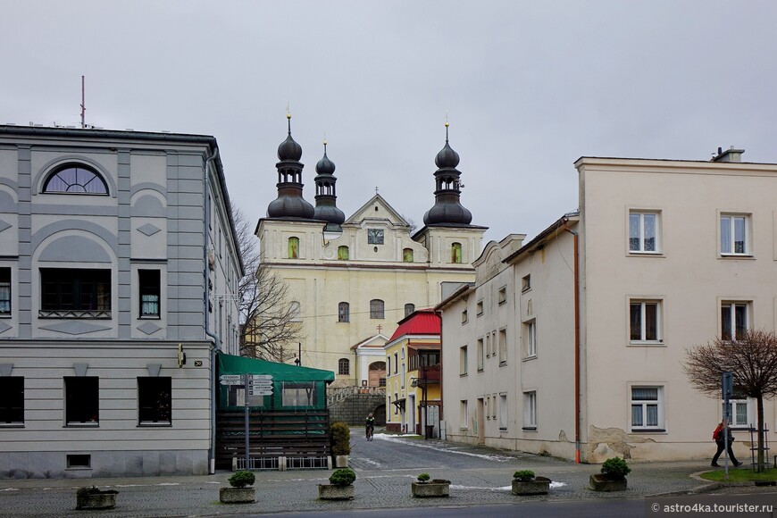 Католическая церковь Mariae Himmelfahrt, довольно большая для такого маленького городка, но со всех сторон застроенная.