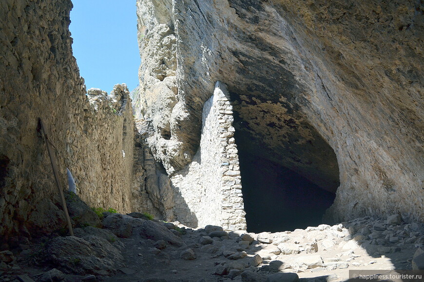 О наскальном замке и древнем святилище в окружении ущелий и водопадов
