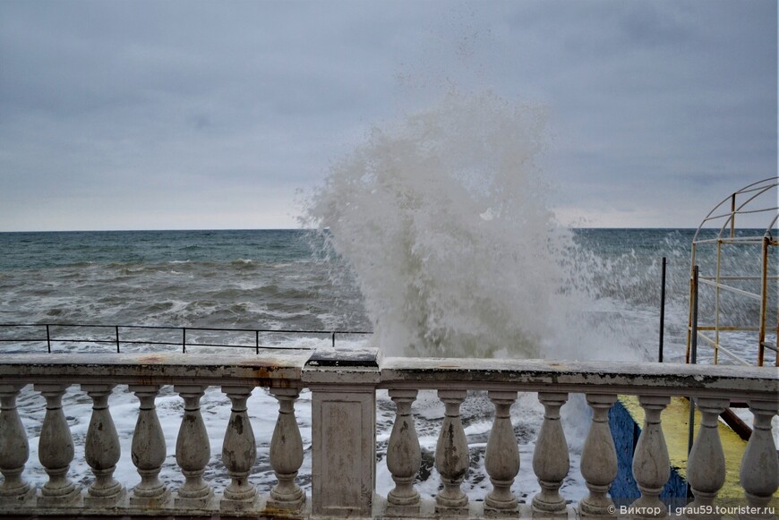 Прогулки вдоль берега моря в Алуште