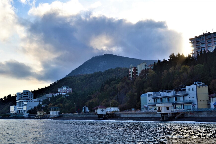 Прогулки вдоль берега моря в Алуште