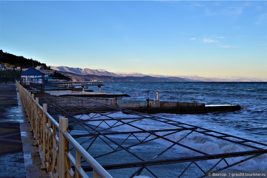 Прогулки вдоль берега моря в Алуште