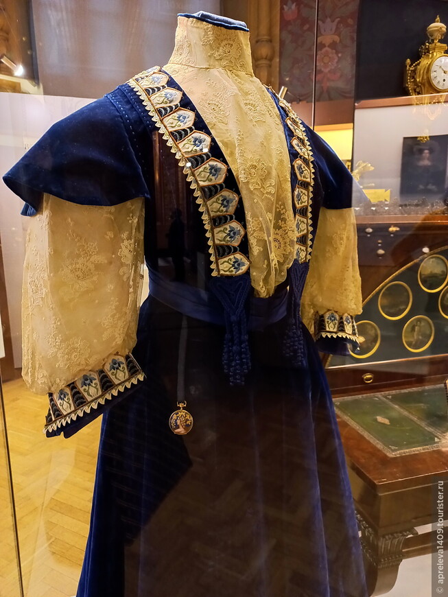 Платье вечернее женское из трех предметов. Конец 19 века.