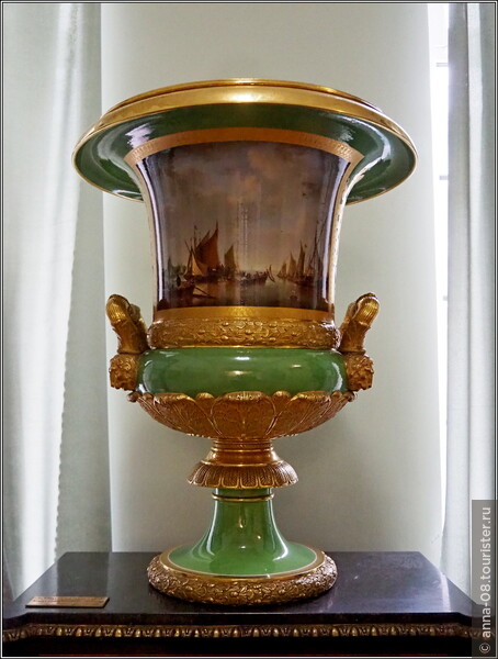 Декоративная ваза (1834), фарфор. Бывший императорский завод, ныне Ломоносова. 