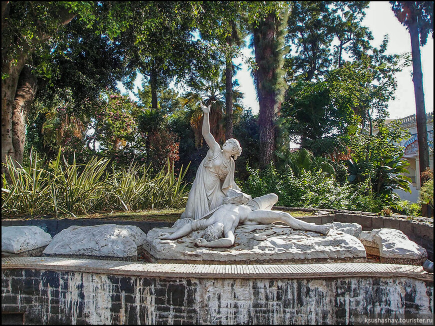 Галатея и убитый Акид — фонтан в городе Ачиреале