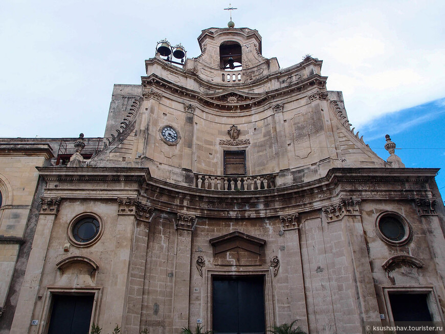 Chiesa di San Rocco. Вогнутый фасад был завершен в 1862 году по проекту архитектора Франческо ди Паола.