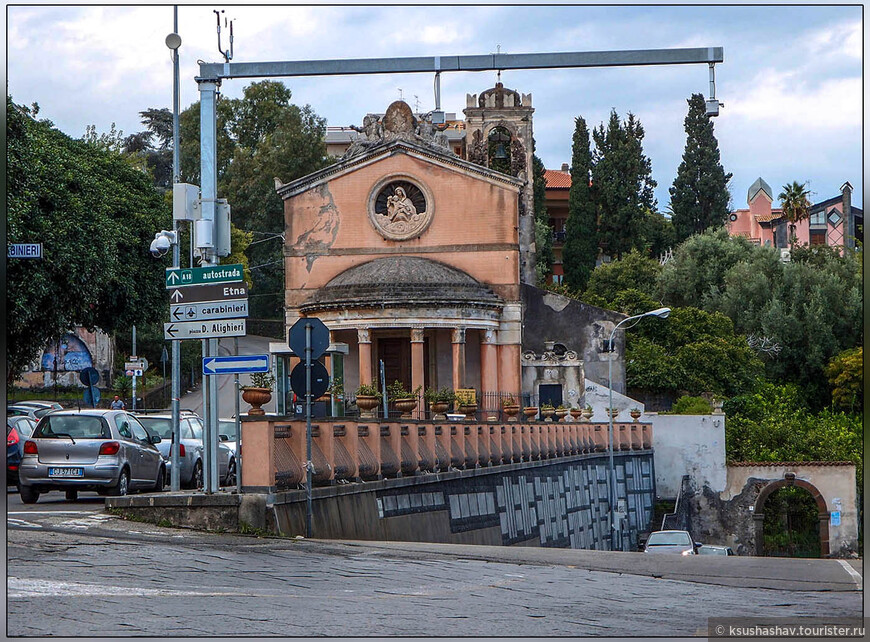 Полуразрушенное здание храма на Corso Umberto при въезде в город - не реставрируется и вообще отсутствует на картах...