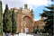Перед монастырем Сан-Эстебан стоит памятник Франсиско де Витория.  Это испанский богослов и правовед эпохи Возрождения. Руководил кафедрой богословия в университете Саламанки.