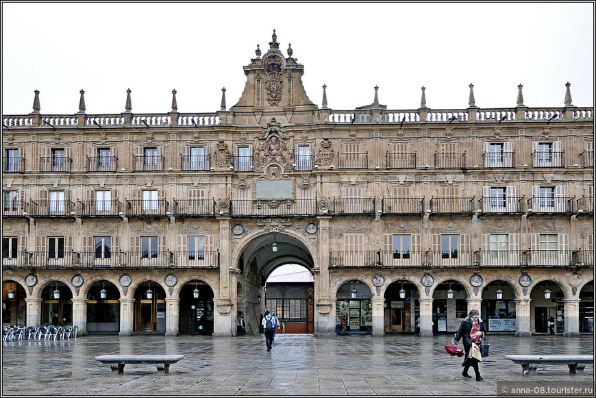 Королевский павильон, через его арку виднеется Центральный рынок Саламанки.